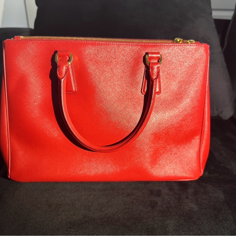 PRADA - Picture 2 of 7